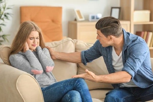 Ngủ mơ thấy cãi nhau với người yêu ở trong nhà